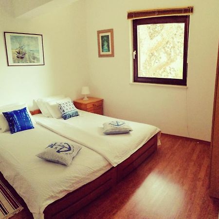 Apartment By The Beach Primosten Exterior photo